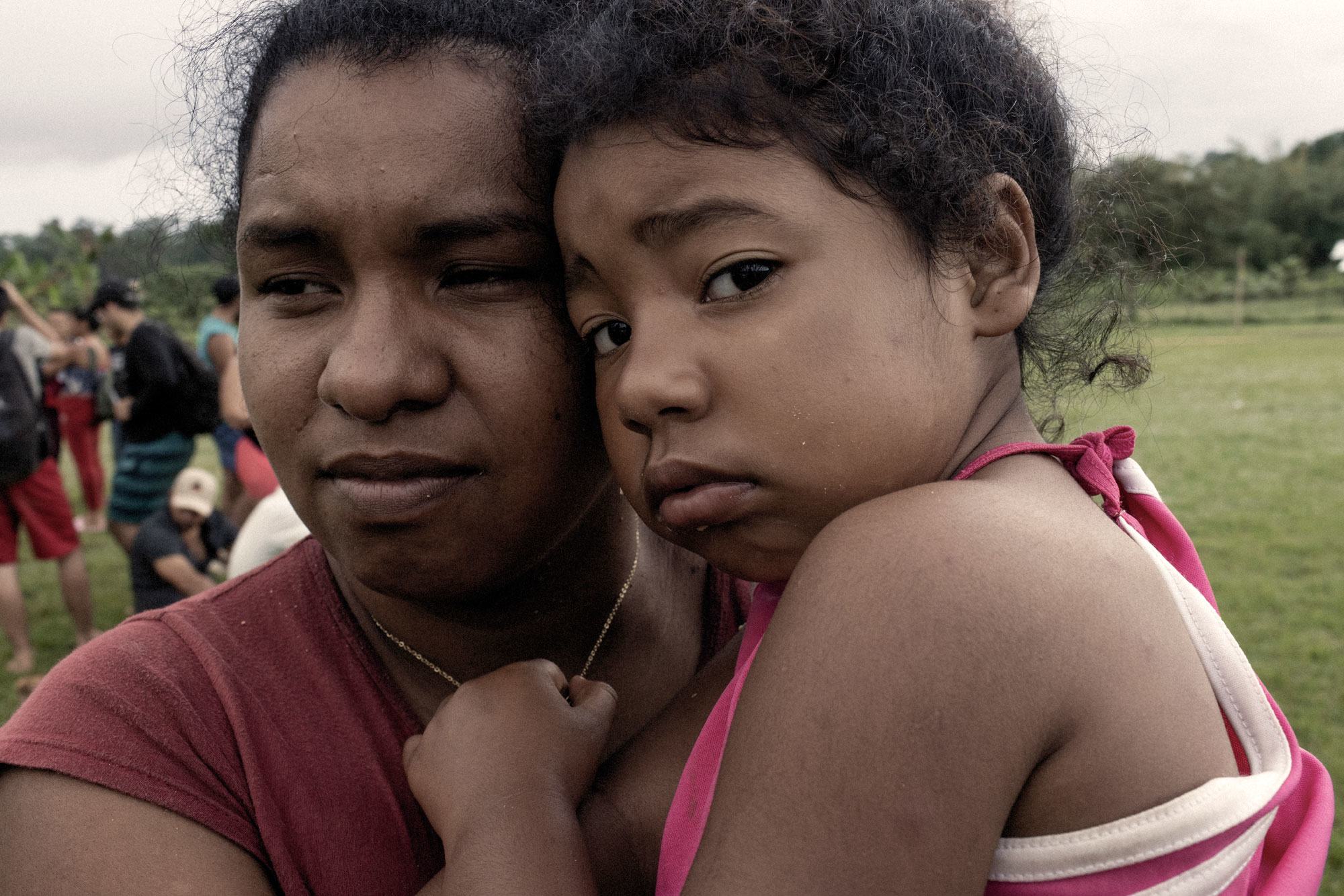 在哥伦比亚和巴拿马之间的达连隘口进行了一次危险的旅行后，一名妇女在美国得克萨斯州拥抱到她四岁的女儿。