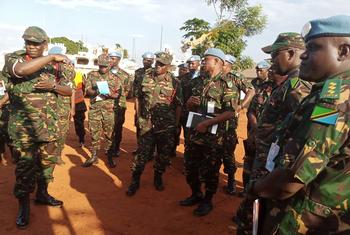 3.	Brigedia Jenerali George Mwita Itang’are akipata maelezo ya kiutendaji wa utimamu wa magari Berbérati mkoani Mambéré-Kadéï nchini Jamhuri ya Afrika ya Kati, CAR.