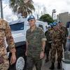 Cascos azules de la UNIFIL permanecen de pie junto a vehículos blindados en un complejo en Líbano.
