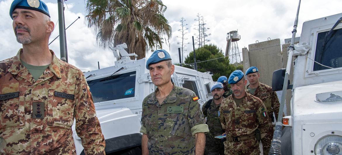 Cascos azules de la UNIFIL permanecen de pie junto a vehículos blindados en un complejo en Líbano.