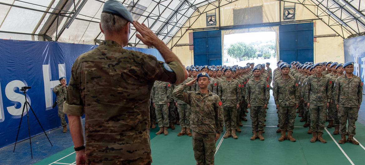 El comandante de la Fuerza de la UNIFIL saluda a una fila de soldados durante una sesión de entrenamiento militar en una instalación en el Líbano.