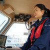 Une capitaine coréenne navigue sur un navire doté d'une infrastructure sous-marine.