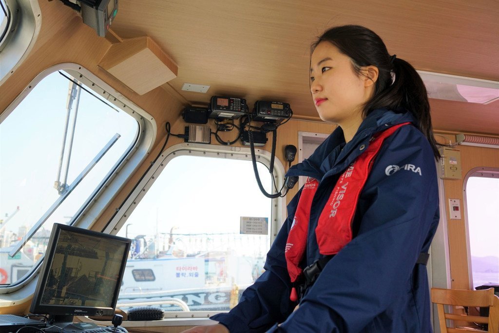 Une capitaine coréenne navigue sur un navire doté d'une infrastructure sous-marine.