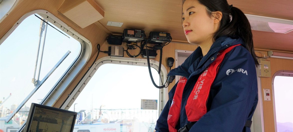 Uma capitã coreana navega em uma embarcação com infraestrutura submarina que ajuda a restaurar os recursos pesqueiros