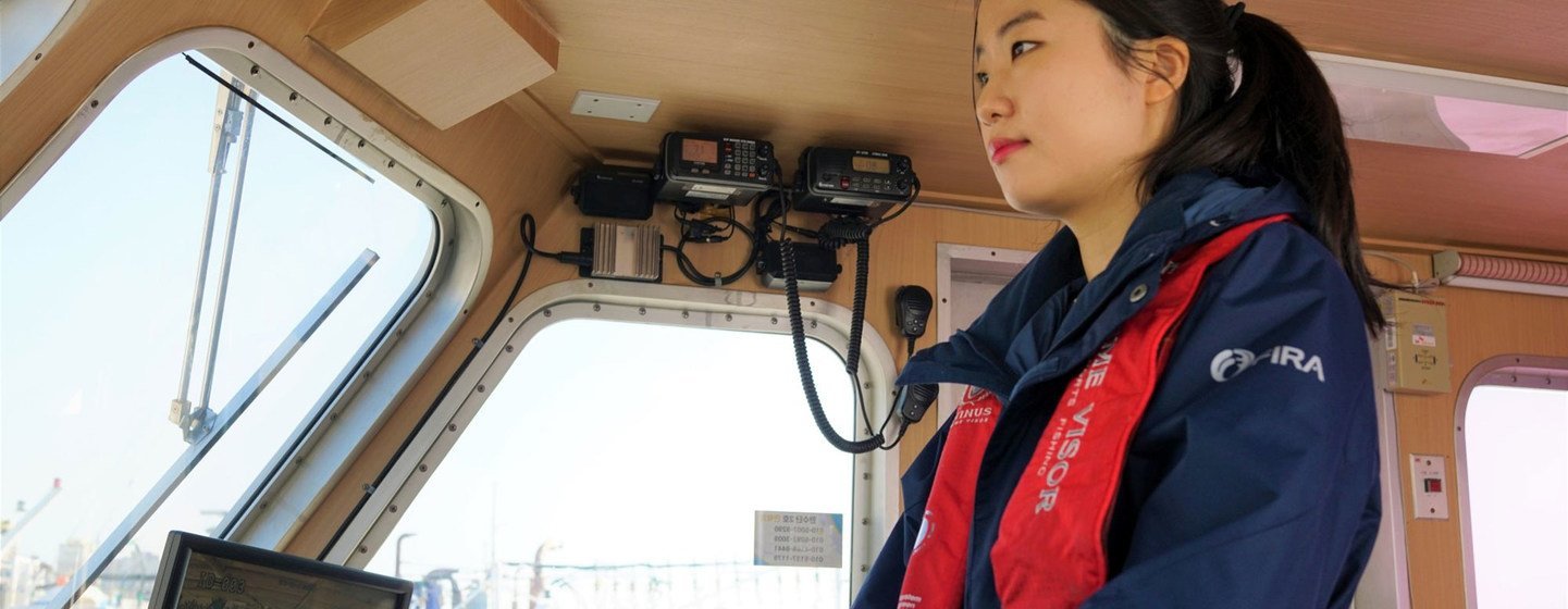 Une capitaine coréenne navigue sur un navire doté d'une infrastructure sous-marine.