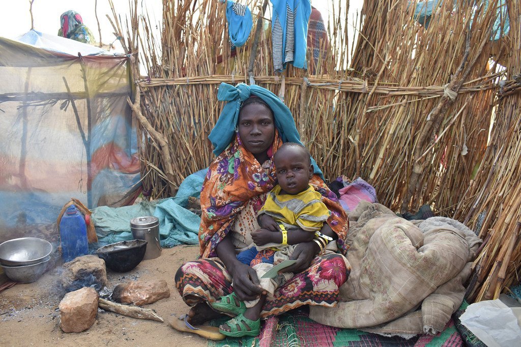 Mama mkimbizi wa Sudan na mwanawe wanatafuta hifadhi katika makazi ya muda huko Hilouta, Chad.