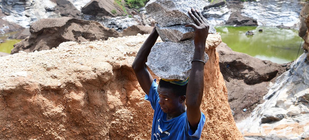 Un enfant travaille dans une mine de granite dans la banlieue de Ouagadougou, au Burkina Faso. 