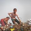 बांग्लादेश के ढाका में कचरा डंपिंग साइट पर एक दस वर्षीय लड़का ख़तरनाक परिस्थितियों में काम करते हुए.