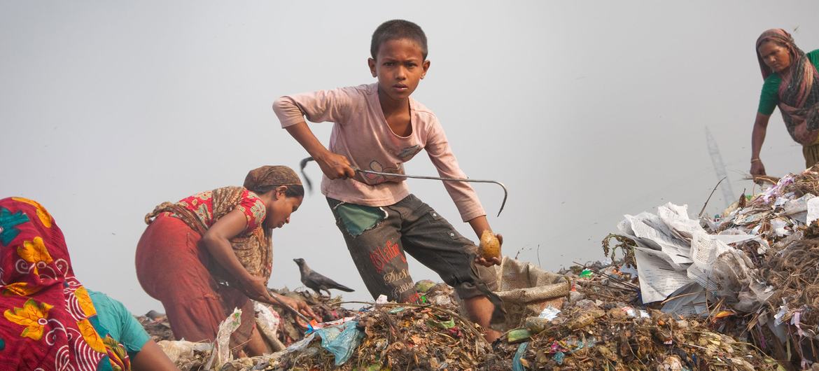 बांग्लादेश के ढाका में कचरा डंपिंग साइट पर एक दस वर्षीय लड़का ख़तरनाक परिस्थितियों में काम करते हुए.