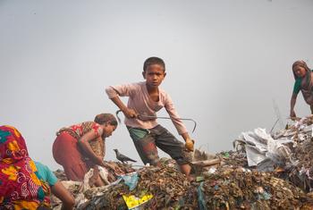 一名 10 岁的男孩在孟加拉国达卡的一个垃圾倾倒场干活，这里的环境即危险，又不健康。（资料图片）