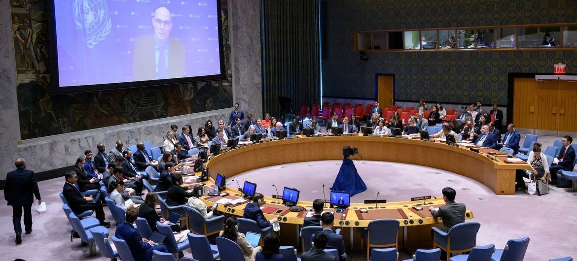 联合国人权事务高级专员蒂尔克（屏幕上）向安理会通报朝鲜人权局势。