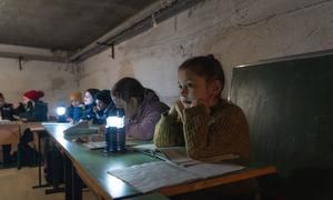 乌克兰博罗代安卡的孩子们在避难所的灯光下学习