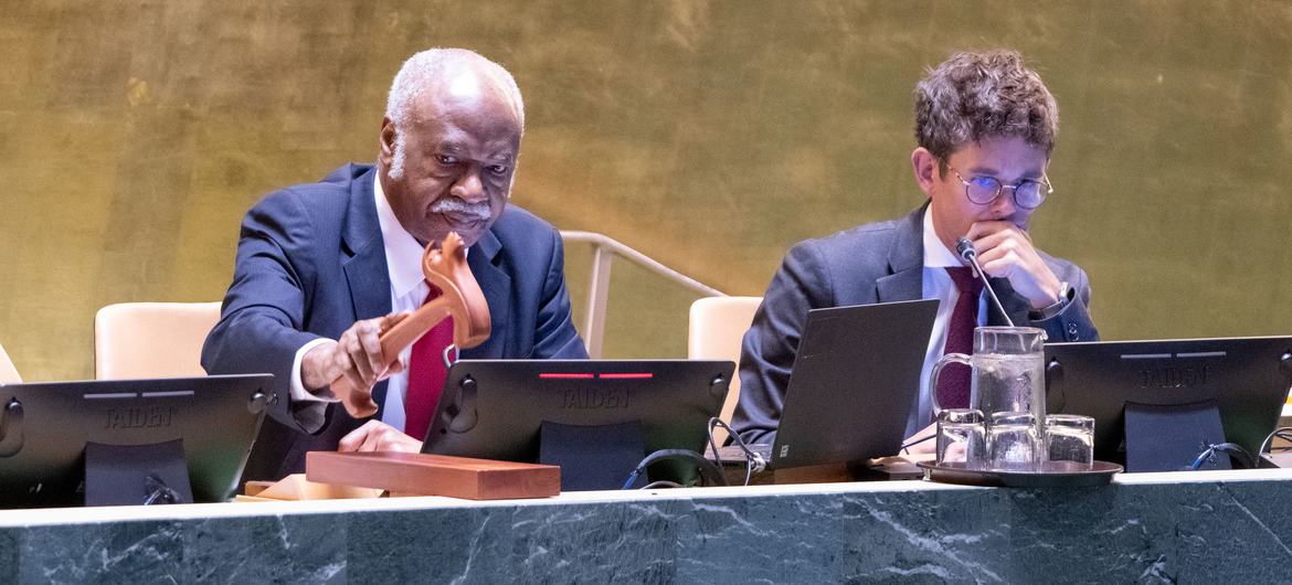 O presidente da Assembleia Geral, Philemon Yang, preside a retomada da 10ª reunião da Sessão Especial de Emergência sobre a situação no Território Palestino Ocupado