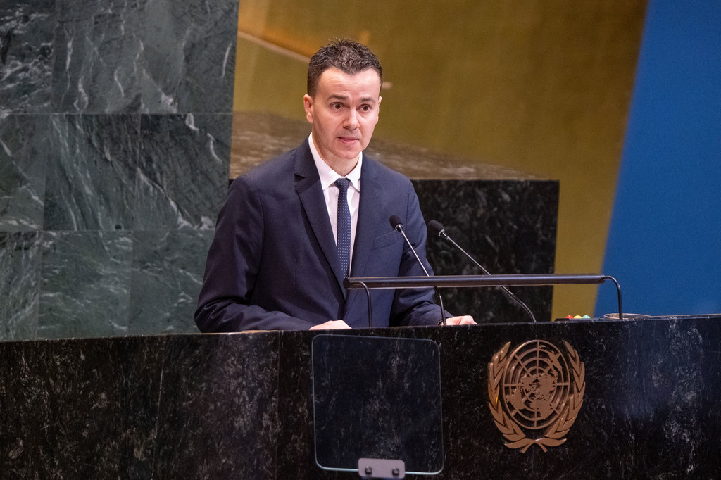 El embajador de España ante la ONU, Héctor Gómez Hernández, presenta la resolución a la Asamblea General. El embajador de España ante la ONU, Héctor Gómez Hernández, presenta la resolución a la Asamblea General.