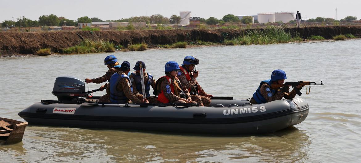 جنوبی سوڈان میں ایک دریا پر ایک کشتی میں UNMISS کے امن محافظ۔
