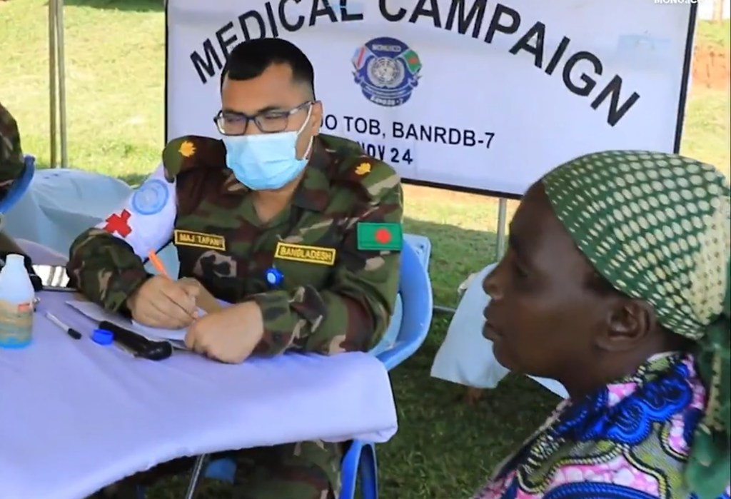 Huko jimboni Ituri, Mashariki mwa Jamhuri ya Kidemokrasia ya Congo, DRC, walinda amani wa ujumbe wa Umoja wa Mataifa wa kulinda amani nchini humo, MONUSCO kutoka Bangladesh wanapatia wakimbizi wa ndani kwenye kituo cha Rhoo, matibabu kutokana na ugumu wa…