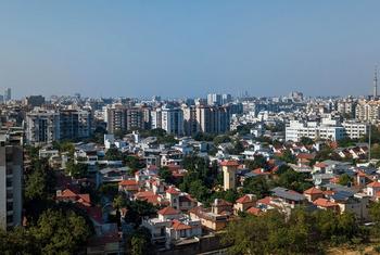 अहमदाबाद की ताप कार्रवाई योजना, शहर में हरियाली बढ़ाने, स्वास्थ्य सेवाओं को तैयार रखने और मज़दूरों के कार्य समय में बदलाव जैसे उपायों पर केन्द्रित है.