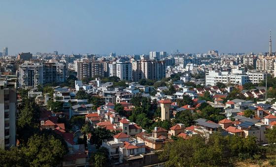 अहमदाबाद की ताप कार्रवाई योजना, शहर में हरियाली बढ़ाने, स्वास्थ्य सेवाओं को तैयार रखने और मज़दूरों के कार्य समय में बदलाव जैसे उपायों पर केन्द्रित है.