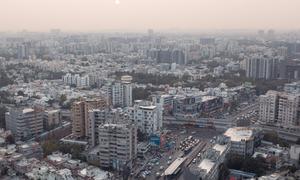 Ahmedabad, en el oeste de la India, es la ciudad más grande del estado de Gujarat.
