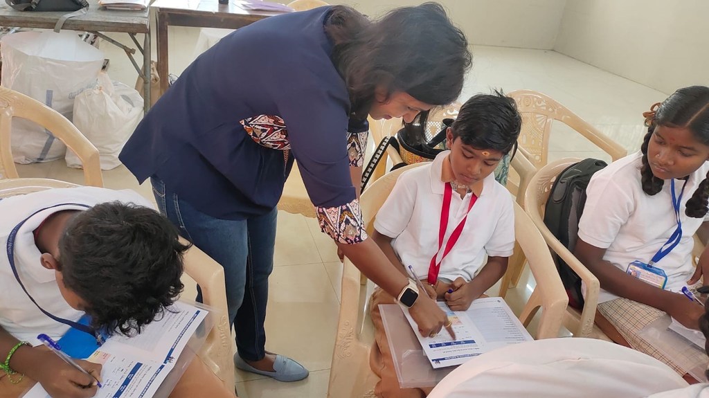 मुंबई में एनीमिया की रोकथाम से सम्बन्धित एक सत्र के दौरान बच्चों के साथ, पूनम कश्यप.