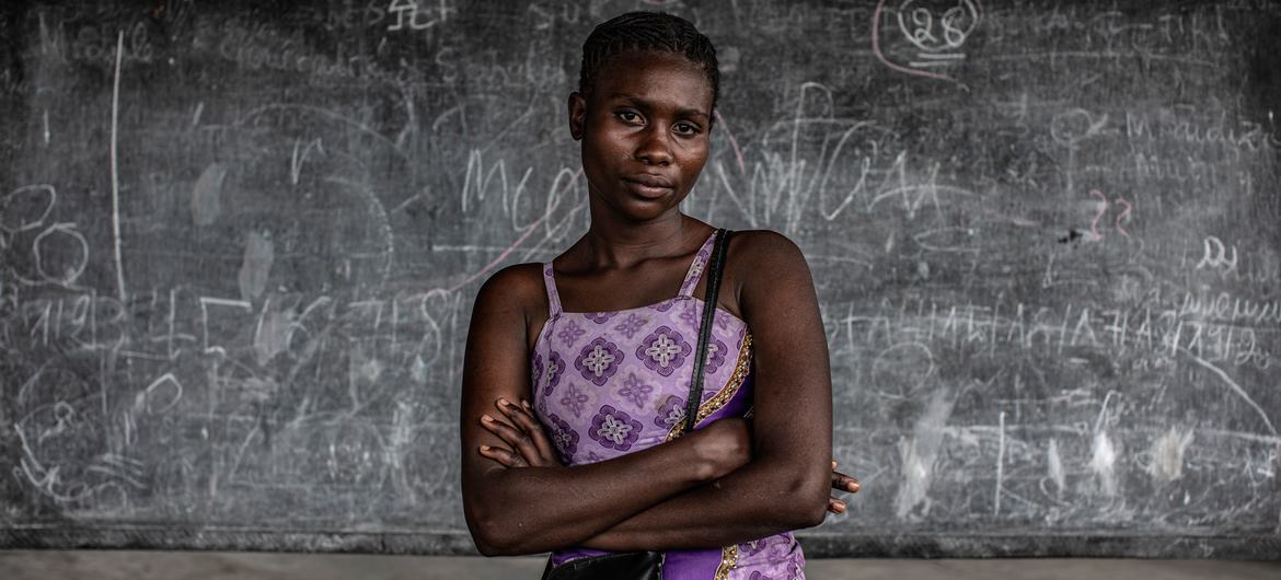 Dorika, uma sobrevivente de estupro no conflito de Kivu do Norte, República Democrática do Congo.