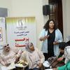 داليا الناظر، مديرة حاضنة الابتكار الاجتماعي، تقدم عرضاً لمجموعة من النساء في فعالية أقيمت في صعيد مصر، نظمها صندوق الأمم المتحدة للسكان (UNFPA).