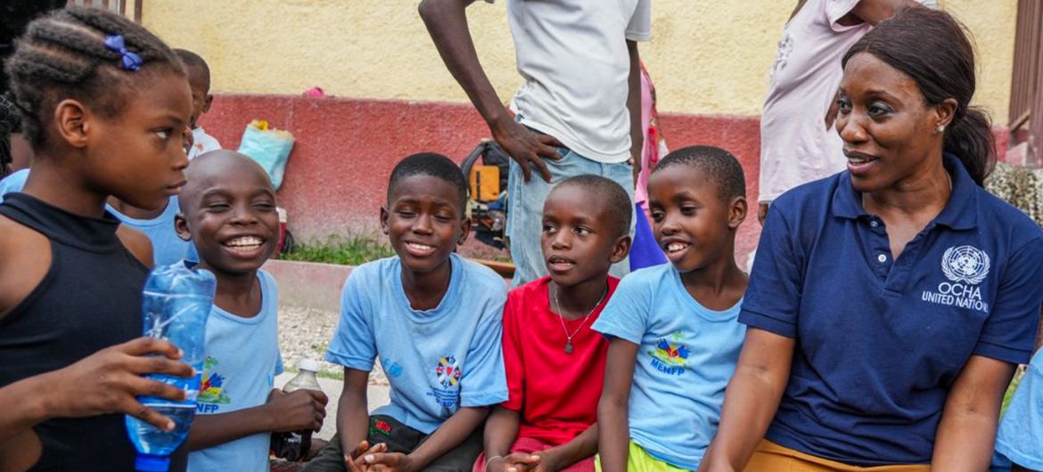 Edem Wosornu, Directrice des opérations et du plaidoyer du Bureau des affaires humanitaires de l'ONU (OCHA), rencontre des enfants dans la capitale haïtienne, Port-au-Prince.