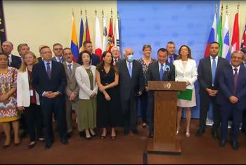 فلسطینی پناہ گزینوں کے امدادی ادارے ’انرا‘ کی مالی معاونت جاری رکھنے کی حمایت کرنے والے ممالک کے مندوبین نیو یارک میں اقوام متحدہ کے صدر دفتر میں مشترکہ پریس کانفرنس سے خطاب کر رہے ہیں۔