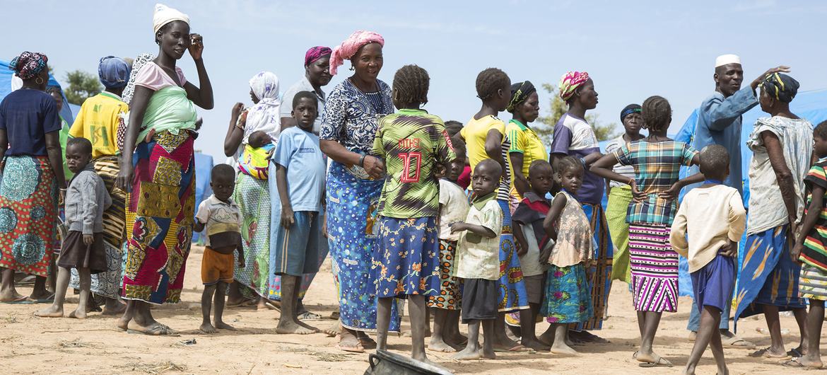 Un grupo de desplazados se reúne en el campamento de Pissila, en el norte de Burkina Faso.