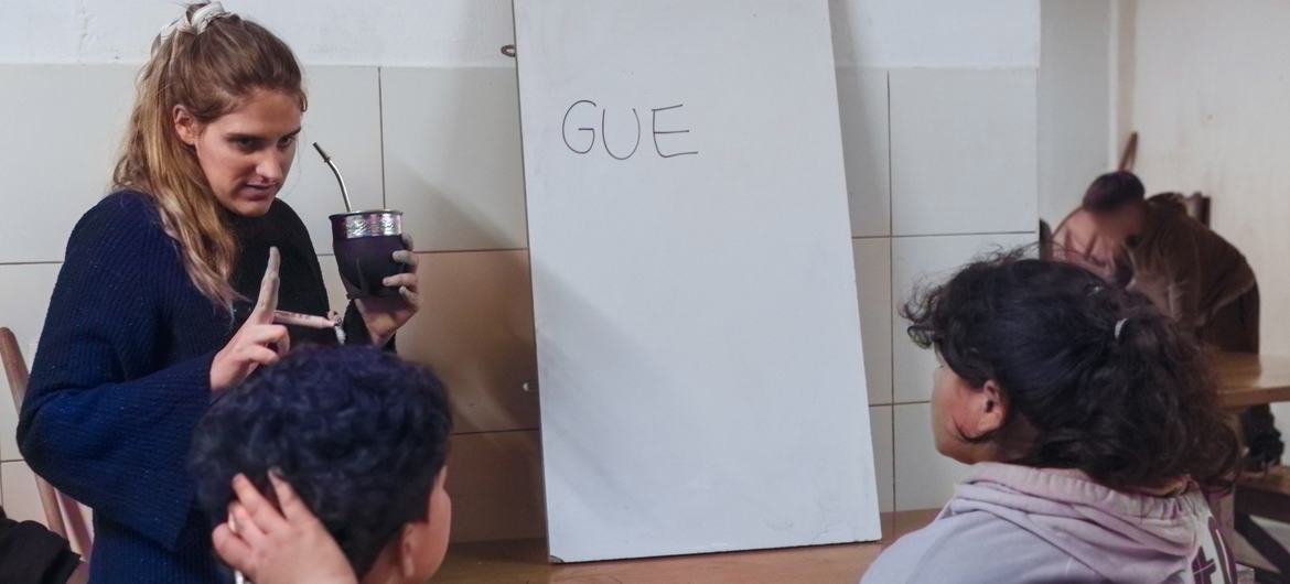 La ONG Volando Alto ayuda a los niños a aprender en Concordia, Entre Ríos, Argentina, con el objetivo de romper el círculo de la pobreza.