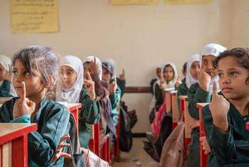 Meninas participam de um programa de educação acelerada em uma escola em Marib, Iêmen. De acordo com a ONU Mulheres, 122 milhões de meninas continuam fora da escola em todo o mundo