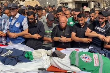 ग़ाज़ा में इसराइली हवाई हमले में मारे गए फ़लस्तीनी पत्रकारों के लिए शोक सभा. (फ़ाइल)