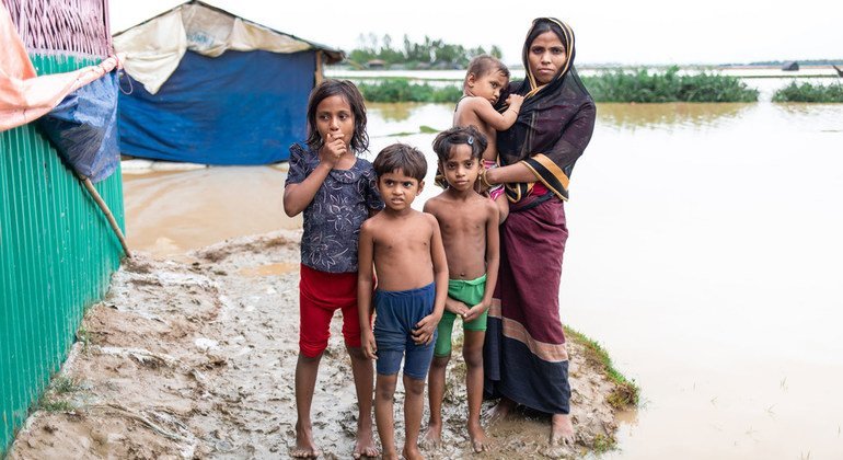 أثرت الرياح العاتية والأمطار الغزيرة على العديد من لاجئي الروهينجا في مخيم كوكس بازار في بنغلاديش.