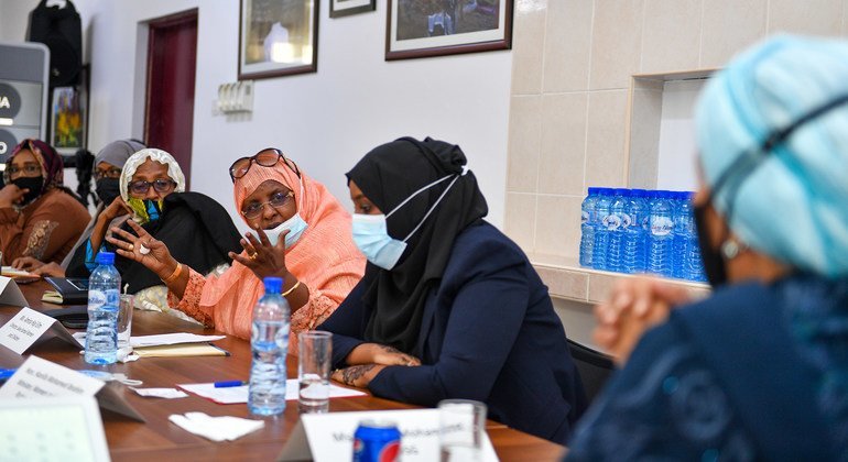 Naibu Katibu Mkuu wa Umoja wa Mataifa Amina Mohammed ( Aliyevaa kilemba cha blu bahari) amekutana na viongozi wanawake mjini Mogadishu, Somalia (MAKTABA)