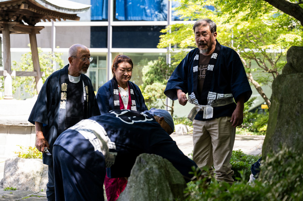 Un equipo de jardineros japoneses mantiene y recorta el Jardín Japonés de la sede de la ONU antes de la ceremonia anual de la Campana de la Paz. 