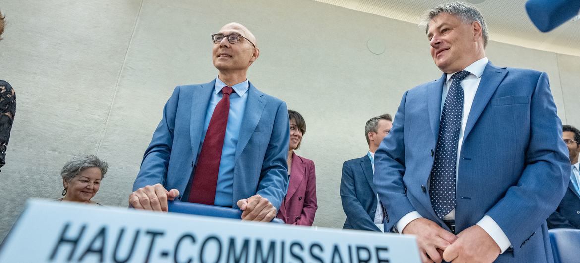 Верховный комиссар ООН по правам человека Фолькер Тюрк (слева) на открытии 54-й сессии СПЧ с председателем Совета в 2023 году.