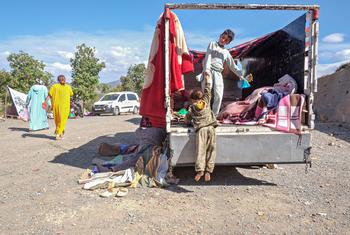 Dos tercios de los Objetivos de Desarrollo relacionados con la infancia no están en camino de lograrse en 2030. En la imagen, familias de la pequeña ciudad marroquí de Moulay Brahim recogen sus pertenencias tras el terremoto.