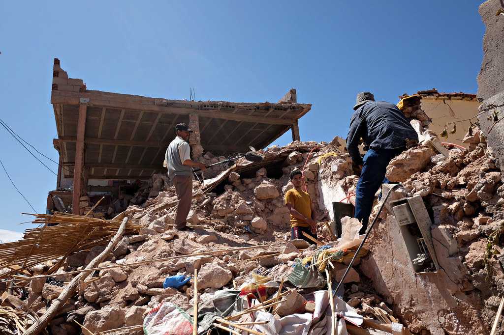 Des habitants fouillent les décombres des maisons détruites à Tahanaout, au sud de Marrakech.