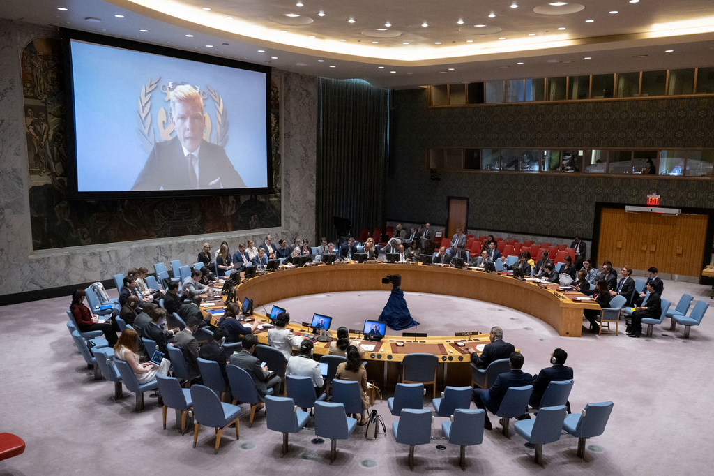 Panoramic view of the Security Council Chamber as Hans Grundberg (on screen), the Secretary-General's Special Envoy for Yemen, briefs the Security Council meeting on the situation in Yemen.