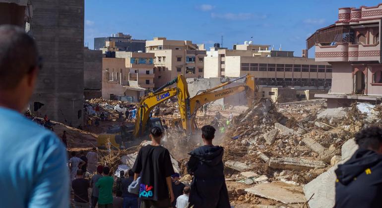 فرق إزالة الأنقاض في درنة بعد إعصار دانيال.