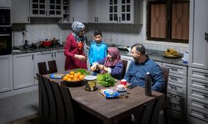 سارة ومحمد في مطبخهما الذي تم تجديده مع ابنهما الأصغر ووالدة محمد.