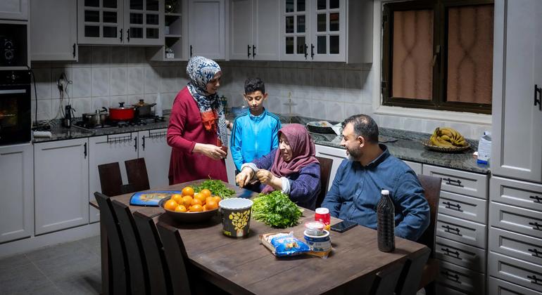 سارة ومحمد في مطبخهما الذي تم تجديده مع ابنهما الأصغر ووالدة محمد.