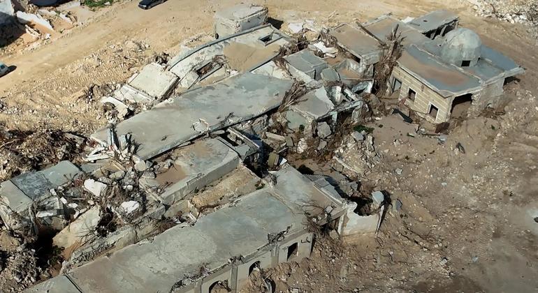 صورة جوية للمباني المنهارة والمتضررة، بما في ذلك مسجد عتيق، في درنة، ليبيا.
