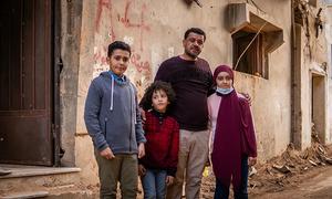 يعمل امقاوي كممرض في مستشفى محلي أثناء ورديات مبكّرة.