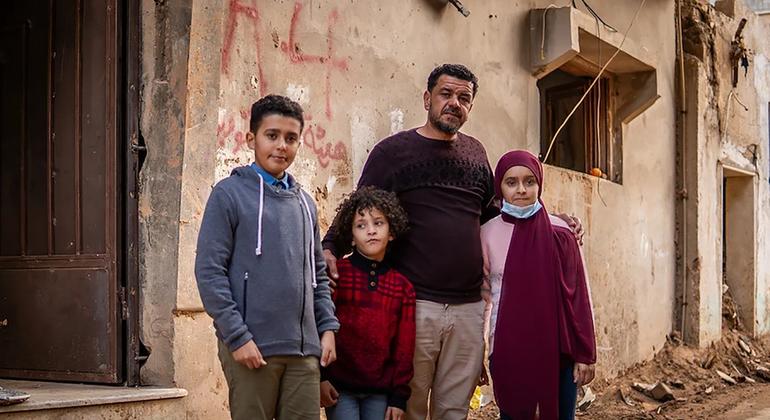 يعمل امقاوي كممرض في مستشفى محلي أثناء ورديات مبكّرة.