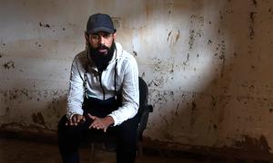 يعمل امقاوي كممرض في مستشفى محلي أثناء ورديات مبكّرة.