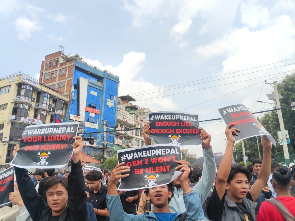Vijana walioenda nchi ya Nepal wakiwa na ishara za maneno kama yale yaliyo kwenye kichwa, L'EUPNEPAL, na maelezo ya Z WONT'T BETY wakati wa tangazo dhidi ya ufisadi na vizuizi vya kijamii katika lugha ya Kaunas.