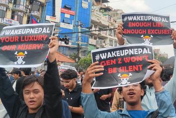 Vijana waliandamana Kathmandu, mji mkuu wa Nepal, siku ya Jumatatu, wakiwa wamebeba mabango ya kulaani ufisadi. Vikosi vya usalama vilijibu kwa ukandamizaji wa nguvu, na kusababisha vifo vya zaidi ya watu 50 katika mgogoro uliofuata.