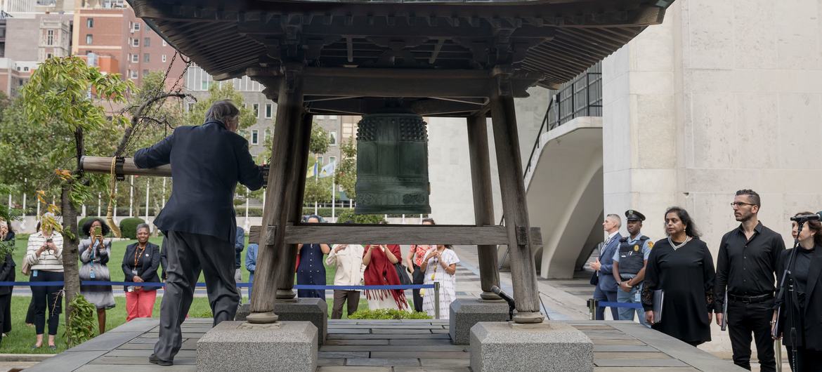 Le Secrétaire général António Guterres sonne la cloche de la paix lors d'une cérémonie organisée au siège de l'ONU.