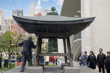 Katibu Mkuu wa UN António Guterres akipiga Kengele ya Amani wakati wa hafla iliyofanyika katika makao makuu ya Umoja wa Mataifa kuadhimisha Siku ya Kimataifa ya Amani  mwaka 2025.